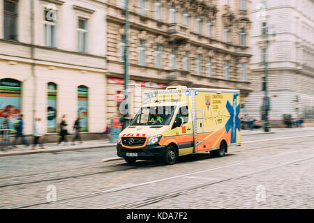 Prague, République tchèque - Le 22 septembre 2017 : Déménagement avec sirène d'urgence réanimation jaune vif ambulance mercedes benz van voiture sur street Banque D'Images