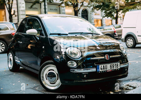 Prague, République tchèque - Le 22 septembre 2017 : Fiat 500 couleur noir voiture en stationnement sur rue. Banque D'Images