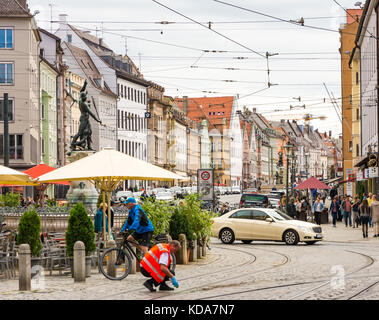 Augsburg, Allemagne - le 19 août : les gens au centre historique d'Augsburg, Allemagne le 19 août 2017. augsburg est l'une des plus anciennes villes d'Allemagne. Banque D'Images