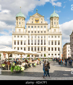 Augsburg, Allemagne - le 19 août : les touristes à la rathausplatz à Augsburg, Allemagne le 19 août 2017. augsburg est l'une des plus anciennes villes d'Allemagne. Banque D'Images