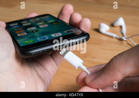 Bangkok, Thaïlande - 11 octobre 2017 : Vue de dessous de l'iPhone 7 Apple avec connecteur Lightning et EarPods avec connecteur Lightning Banque D'Images