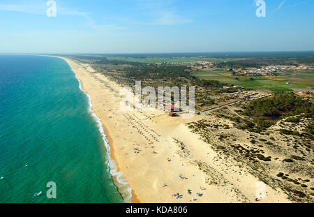 Vue aérienne des plages le long de la côte de l'Alentejo. Praia do Pego, Grândola, Portugal Banque D'Images