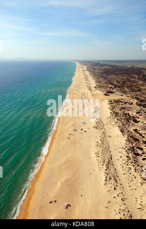 Vue aérienne des plages le long de la côte de l'Alentejo. Praia do Pego, Grândola, Portugal Banque D'Images