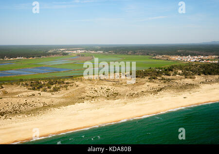 Vue aérienne des plages le long de la côte de l'Alentejo. Carvalhal, Grândola Portugal Banque D'Images