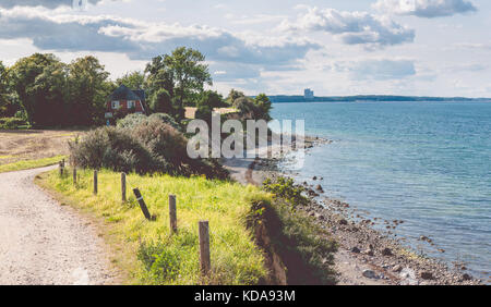 La côte baltique. La pente de l'escarpement mènent à une plage de galets. Les gens qui marchent le long du rivage ville hanséatique de Lübeck - Allemagne, Travemuende Banque D'Images