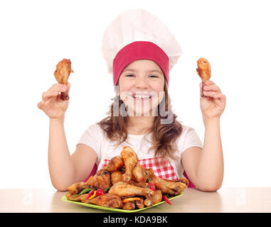 Happy little girl holding cuire les pilons de poulet Banque D'Images