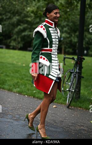 Londres - 18 septembre 2017 giovanna battaglia lors de Christopher kane porter . Burberry London fashion week ss18 street style ? Banque D'Images