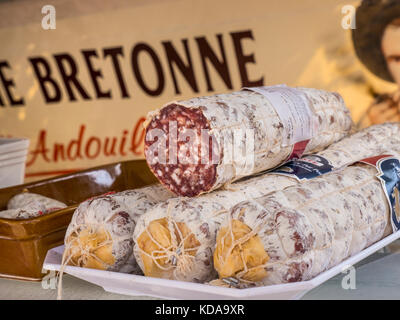 Soucisson, ou 'soucisson sec', une variété de saucisse française épaisse et sèche exposée à la vente sur un marché agricole français breton à Moëlan sur Mer Bretagne France Banque D'Images