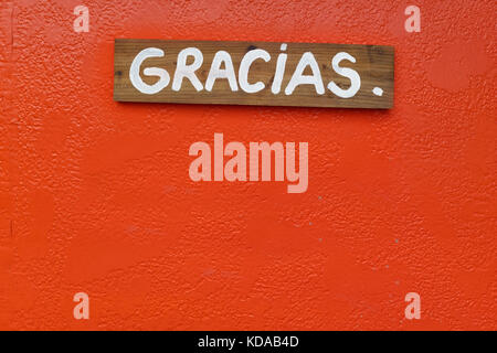 Gracias enseigne apposée à orange wall. Copiez l'espace. Banque D'Images