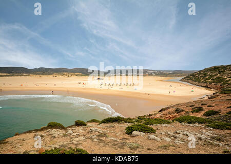 Surfer sur des planches au Praia da bordeira près de Carrapateira, plage et surf spot, Algarve portugal Banque D'Images