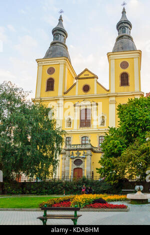 Eger, Hongrie - le 19 septembre 2013 : vue de l'église cistercienne de saint Bernard, avec les habitants, à Eger, Hongrie Banque D'Images