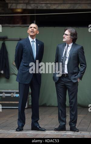 Le directeur de théâtre anglais Dominic Dromgoole donne au président américain Barack Obama une visite du Shakespeare Globe Theatre le 23 avril 2016 à Londres, en Angleterre. Banque D'Images