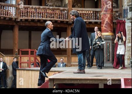 Le président américain Barack Obama accueille le metteur en scène anglais Dominic Dromgoole et la troupe de Hamlet lors d'une visite au Shakespeare Globe Theatre le 23 avril 2016 à Londres, en Angleterre. Banque D'Images