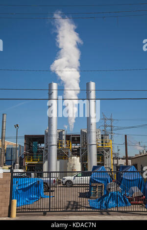 Usine émettant des fumées de fumées à Vernon, Los Angeles, Californie, États-Unis Banque D'Images