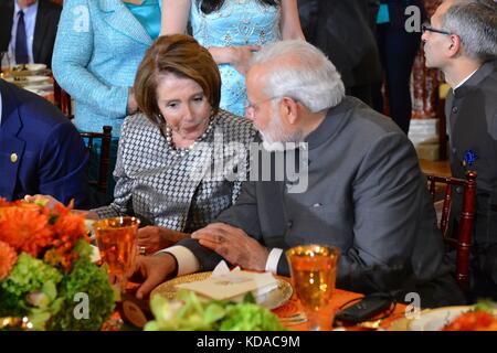 Chambre des représentants américaine Nancy Pelosi, chef de la minorité parle pour le premier ministre indien narendra modi au cours d'un déjeuner au département d'État des États-Unis le 30 septembre 2014 à Washington, DC. Banque D'Images