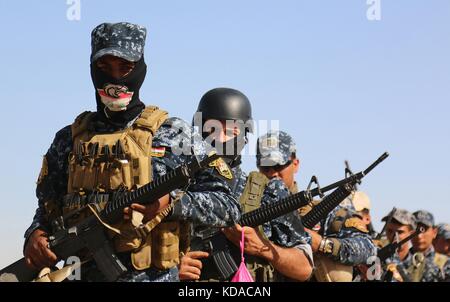 Les agents de police fédéraux mars sur le champ de tir pour la formation de tireurs avec des soldats américains le 16 mai 2017 près de Mossoul, en Irak. Banque D'Images