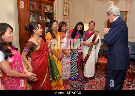 Le secrétaire d'État américain John Kerry discute avec les sept sommets des femmes du Népal au Département d'État américain le 17 juillet 2014 à Washington, DC. Les sept femmes népalaises alpinistes travaillent pour promouvoir l'autonomisation des femmes, l'éducation et la sensibilisation à l'environnement. Banque D'Images