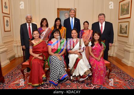 Le secrétaire d'Etat John Kerry pose pour une photo de groupe avec les sept sommets les femmes du Népal au département d'État des États-Unis, le 17 juillet 2014 à Washington, DC. Les sept alpinistes népalaises travaillent à promouvoir l'autonomisation des femmes, l'éducation et la sensibilisation à l'environnement. Banque D'Images