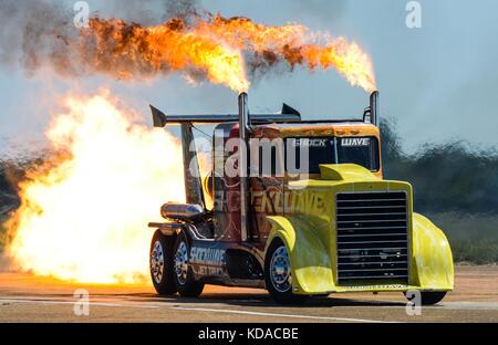 Le Darnell Racing Enterprises Shockwave Jet Truck court le long de la ligne de vol lors du salon aérien de la base aérienne de Barksdale le 6 mai 2017 près de Bossier City, en Louisiane. Banque D'Images