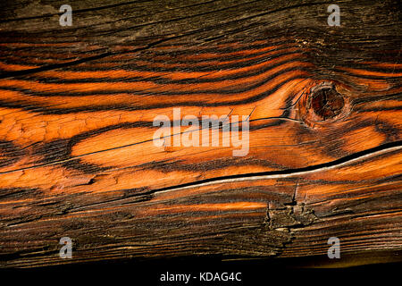 Fragment de mur de l'ancien bâtiment en bois.l'arrière-plan. Banque D'Images