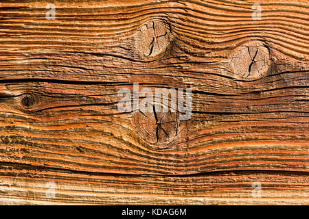 Fragment de mur de l'ancien bâtiment en bois.l'arrière-plan. Banque D'Images