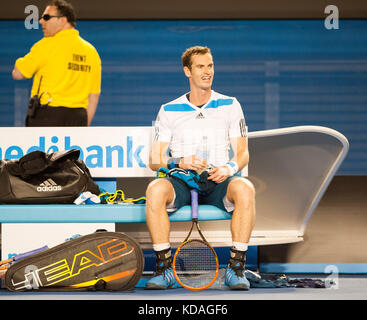 Andy Murray, de Grande-bretagne, a affronté R. Federer, de Suisse, au 10 e jour de l'Open d'Australie de 2014. Murray a commencé à perdre les deux premiers jeux Banque D'Images