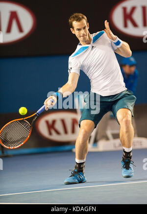 Andy Murray, de Grande-bretagne, a affronté R. Federer, de Suisse, au 10 e jour de l'Open d'Australie de 2014. Murray a commencé à perdre les deux premiers jeux Banque D'Images