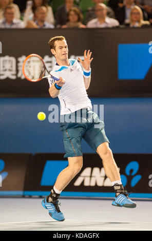 Andy Murray, de Grande-bretagne, a affronté R. Federer, de Suisse, au 10 e jour de l'Open d'Australie de 2014. Murray a commencé à perdre les deux premiers jeux Banque D'Images