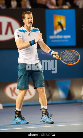 Andy Murray, de Grande-bretagne, a affronté R. Federer, de Suisse, au 10 e jour de l'Open d'Australie de 2014. Murray a commencé à perdre les deux premiers jeux Banque D'Images