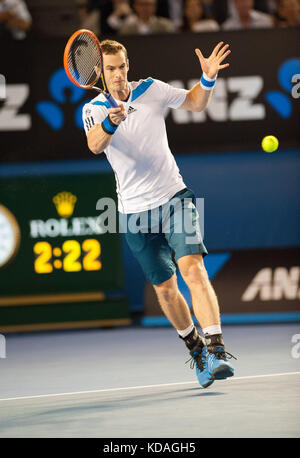 Andy Murray, de Grande-bretagne, a affronté R. Federer, de Suisse, au 10 e jour de l'Open d'Australie de 2014. Murray a commencé à perdre les deux premiers jeux Banque D'Images