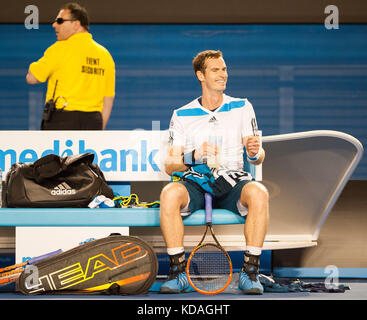 Andy Murray, de Grande-bretagne, a affronté R. Federer, de Suisse, au 10 e jour de l'Open d'Australie de 2014. Murray a commencé à perdre les deux premiers jeux Banque D'Images