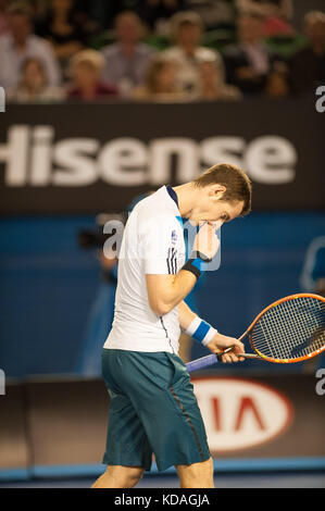 Andy Murray, de Grande-bretagne, a affronté R. Federer, de Suisse, au 10 e jour de l'Open d'Australie de 2014. Murray a commencé à perdre les deux premiers jeux Banque D'Images