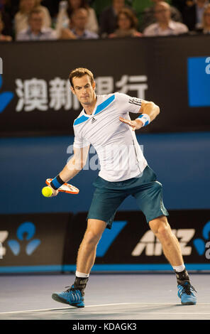 Andy Murray, de Grande-bretagne, a affronté R. Federer, de Suisse, au 10 e jour de l'Open d'Australie de 2014. Murray a commencé à perdre les deux premiers jeux Banque D'Images