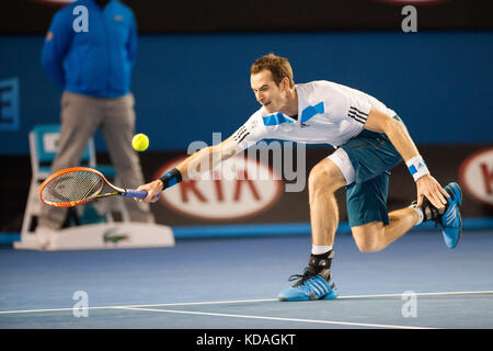 Andy Murray, de Grande-bretagne, a affronté R. Federer, de Suisse, au 10 e jour de l'Open d'Australie de 2014. Murray a commencé à perdre les deux premiers jeux Banque D'Images