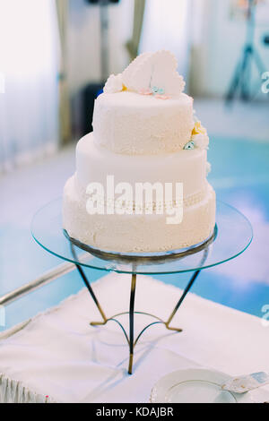 Le gâteau de mariage décoré avec de belles fleurs jaune et bleu. Banque D'Images