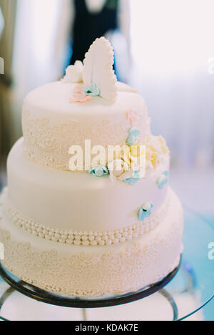 Fleurs colorées décorent les gâteau de mariage blanc. Banque D'Images