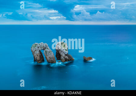 Une longue exposition à la mer à l'urros zone sur Cantabria Banque D'Images