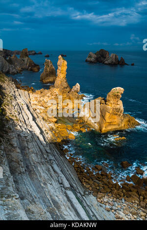 La lumière du soleil éclairant une partie de la zone rocheuse à l'urros zone sur Cantabria Banque D'Images