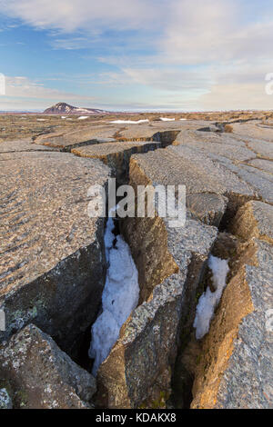 Grjotagia fissure béante / grjótagjá fissure tectonique, dorsale médio-atlantique qui traverse l'Islande à l'est de mývatn Banque D'Images