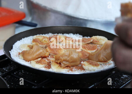 L'alimentation de rue brésilien : faire de la banane et de dulce de leche tapioca Banque D'Images