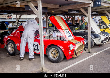 Grahame Bryant's 1964 AC Cobra est préparé par le mécanicien dans le paddockat du Goodwood Revival 2017, Sussex, Royaume-Uni. Participant à la célébration RAC TT. Banque D'Images