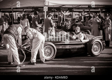 1954 Maserati 250F est suivi par des mécaniciens dans le garage de paddock au Goodwood Revival 2017, Sussex, Royaume-Uni. Participant au trophée Richmond. Banque D'Images