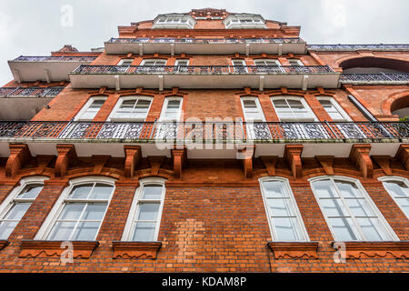 Façade de l'ère victorienne, très cher, de style néo-flamand, Albert Hall de style architectural des hôtels particuliers. Kensington Gore, London SW7, Angleterre, Royaume-Uni. Banque D'Images