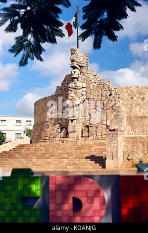 Monument à la patrie dans le Paseo de Montejo, Merida, Mexique, sculptée par Romulo Rozo, artiste colombienne mexicaine nationalisée à la fin de sa vie. Banque D'Images