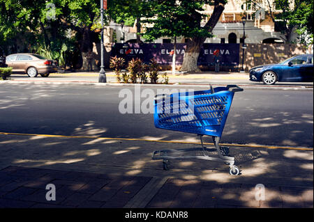 Panier walmart abandonnés sur le trottoir de l'avenue Paseo de Montejo de Mérida, Yucatán, Mexique Banque D'Images