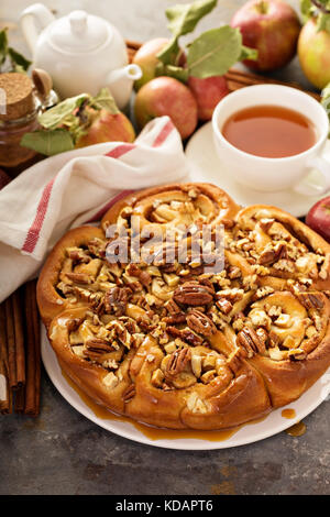 Cannelle aux pommes, caramel et pacanes Banque D'Images