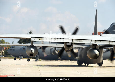 Deux des cinq avions Hercules C-130 et deux C17 Globemaster III de Papa Air Base, la Hongrie compte 400 parachutistes s'alignent pour le départ Banque D'Images