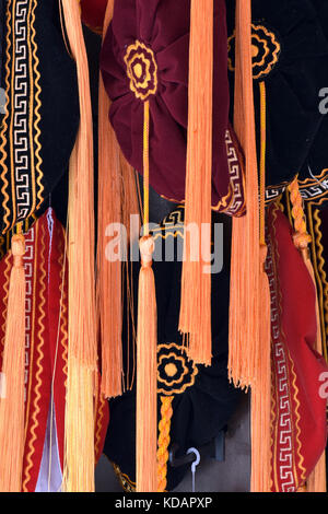 Une sélection de chapeaux traditionnels grecs de glands à vendre à un magasin de souvenirs sur l'île de Corfou. Les touristes et les visiteurs des cadeaux et souvenirs. Banque D'Images