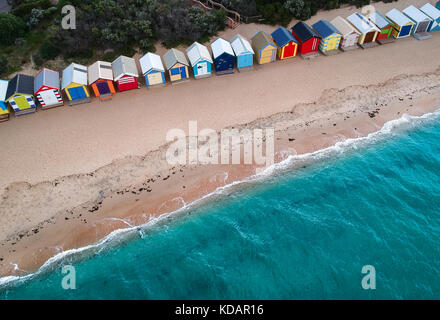 Vue aérienne des cabanes de plage de Brighton Beach, Melbourne, Victoria, Australie Banque D'Images