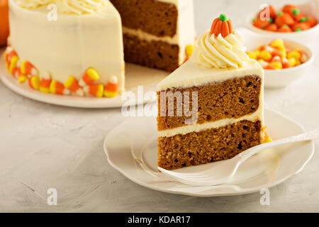 Pumpkin spice cake en couches avec glaçage au fromage à la crème Banque D'Images